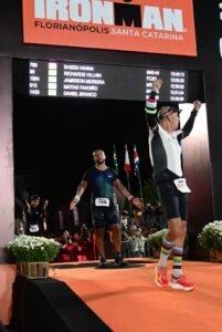 chegada - Richards Villain- triatleta PCD- competiu no Ironman full - Florianópolis -2025