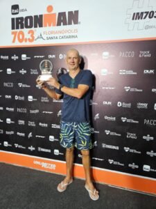 Empoderando Através do Esporte O compromisso da Richards Villain em empoderar indivíduos por meio do esporte promove um senso de comunidade e inclusão, incentivando a participação e destacando as capacidades de atletas com deficiência em todo o Brasil.