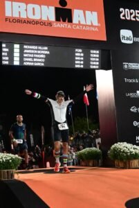 chegada 3º lugar- Richards Villain- triatleta PCD- competiu no Ironman full - Florianópolis -2025