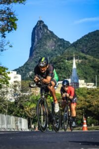 Ciclista Richards Villain- triatleta PCD- competiu no Ironman 70.3 Rio de Janeiro em 2024