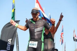 chegada-Richards Villain- triatleta PCD- competiu no Ironman 70.3 Rio de Janeiro em 2024