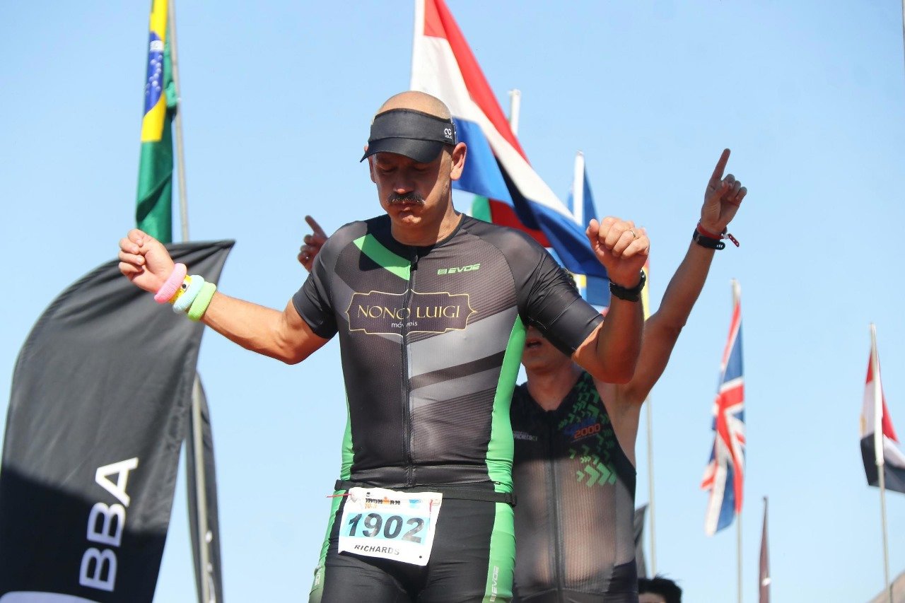 chegada-Richards Villain- triatleta PCD- competiu no Ironman 70.3 Rio de Janeiro em 2024